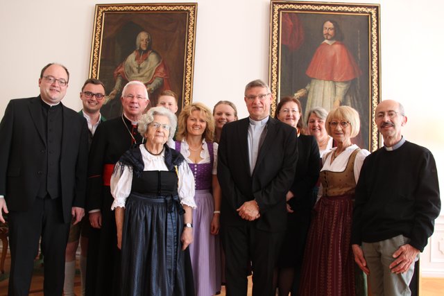 Von links: Pfarrer Klaus Vogl, Patrick Seiwald (Pfarrgemeinderat Bruck), Erzbischof Franz Lackner, Christine Wallinger (4. v. li.), Veronika Hinterreither (Tochter von Frau Wallinger), dahinter die Enkelkinder, Pfarrer Dr. Winfried Weihrauch, Elisabeth Meusburger (PGR-Obfrau), Ordinariatskanzlerin Elisabeth Kandler-Mayr sowie Gerlinde Volgger (PGR) und Diakon Hans-Peter Wallner.  | Foto: Erzdiözese Salzburg