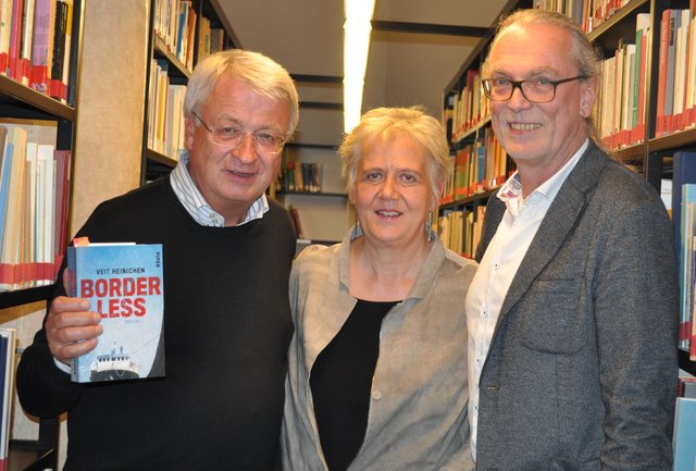 Autor Veit Heinichen mit Bibliotheks-Leiterin Ursula Schachl-Raber und Klaus Seufer-Wasserthal von der Rupertusbuchhandlung. | Foto: Universitätsbibliothek Salzburg