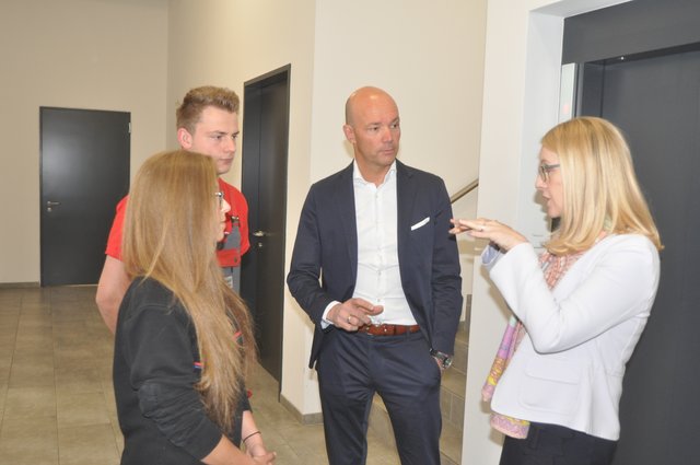 M. Schramböck im Gespräch mit R. Hebbel und Lehrlingen Thomas Köck und Johanna Hammer. | Foto: Kogler