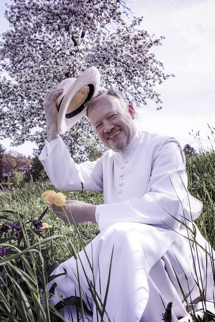 Kräuterpfarrer Benedikt kommt zum Pecherpfad. | Foto: Krobath