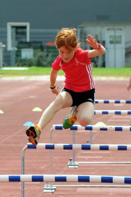 Die ambitionierte Leichtathletin fegt über Hürden hinweg. | Foto: Robert Hetfleisch