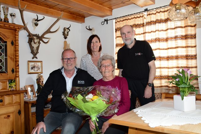 Im Bild: Bgm. Werner Kurz mit Jubilarin Sophie Kathrein und ihren Kindern Claudia und Hubert