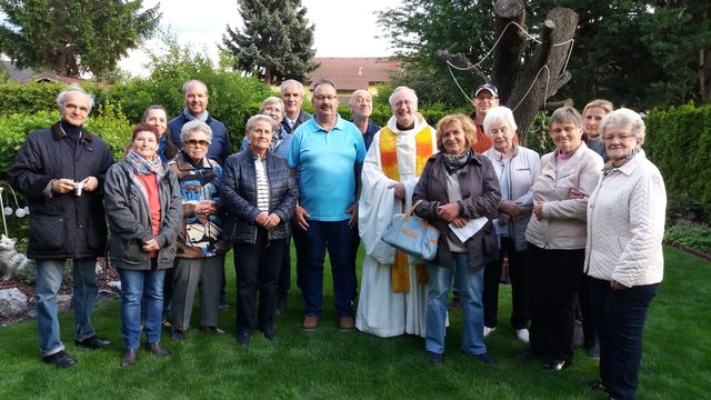 Pater Walter zelebrierte eine besinnliche Maiandacht in Hannes Winklers Garten.
