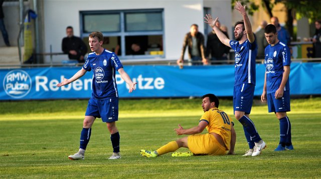 In einer hitzigen Partie zwischen Straß und Tobelbad gab es sechs Treffer, viel Unruhe und am Ende keinen Sieger. (C) Martin Löscher