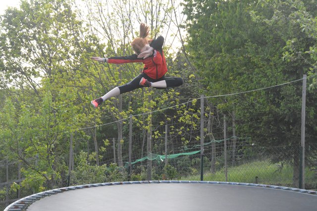 Tina fliegt durch die Lüfte.