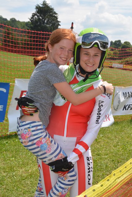 Erste Gratulantin und größer Fan ihrer Schwester Kristin beim Weltcupsieg in Rettenbach war natürlich Tina.