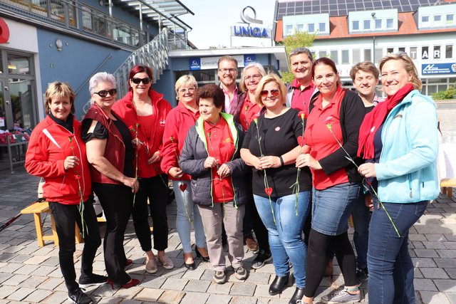 Ines Kerschhofer (2.v.l.) deckte in Kalsdorf den Tisch zum Muttertagsfrühstück. | Foto: Edith Ertl