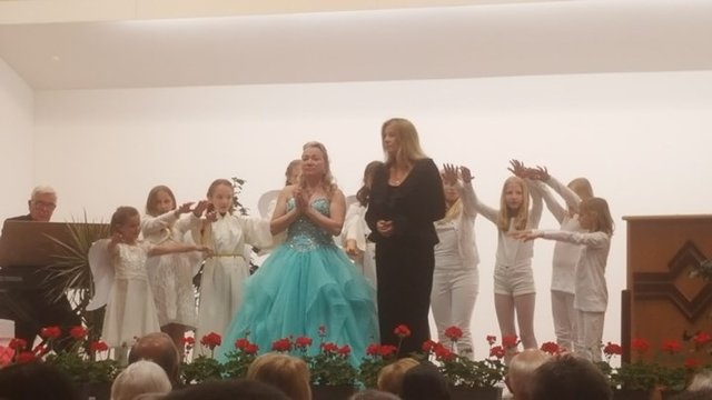 Abendsegen aus Hänsel und Gretl
Sopran Brigitta Karwautz
Mezzosopran Karin Brenner
Klavier Prof. Hans Turek
Als Engel Kinder aus der Umgebung
