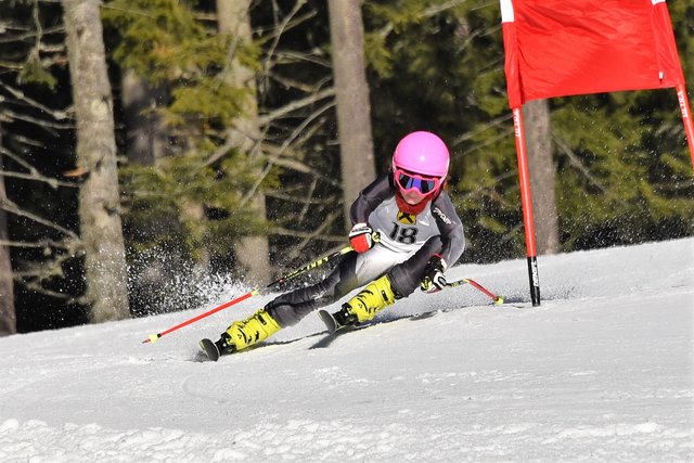 Tina ist auch im Schi Alpin stark unterwegs. | Foto: Robert Hetfleisch