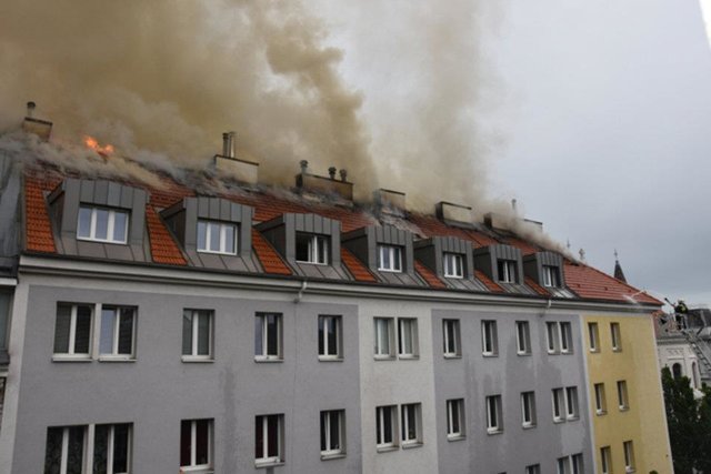 Stundenlang kämpften Einsatzkräfte gestern gegen den Wohnhausbrand in Nähe des Enkplatzes. Nun wird den Bewohnern geholfen.  | Foto: Verein Leiwandes Simmering