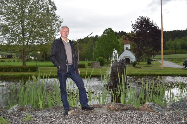 Das Prunkstück des heimatlichen Ortsteils Mittermühl ist für den langjährigen Theaterspieler Helmut Popovits der Park mit Kapelle, Teich und Brunnen.