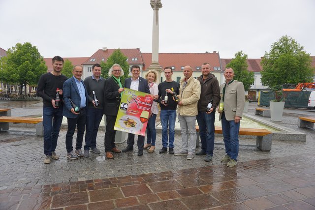 Fürstenfelder Weinkulinarium 2019: Im Regen angekündigt, gefeiert wird am 1. Juni hoffentlich bei Sonnenschein.
