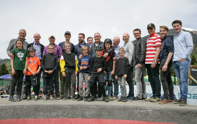 Sportlandesrat Stefan Schnöll (hintere Reihe, 5. v. links) mit Mittersiller Gemeindevertretern, mit begeisterten Kindern und mit weiteren Protagonisten. | Foto: Franz Neumayr