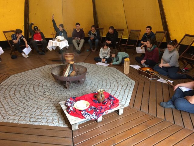 Gemeinsamer Gottesdienst im Großraum-Tipi | Foto: Anna Kampl