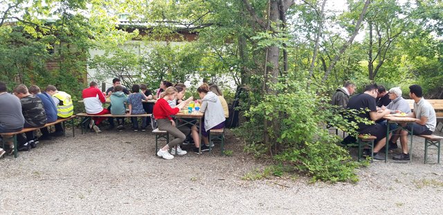 Beim gemeinsamen Essen war auch die Mithilfe der Jugendlichen gefragt | Foto: Anna Kampl
