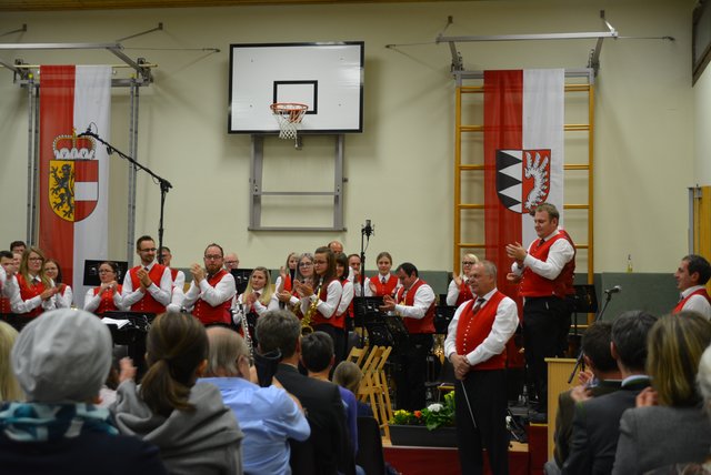 Im Rahmen des Muttertagskonzertes 2019 verabschiedete die TMK Lessach ihren langjährigen Kapellmeister Eduard Macheiner.