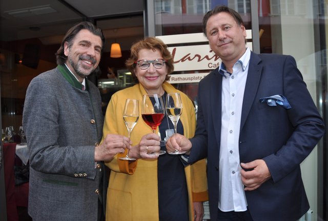 Zehn Jahre Larini: Bürgermeister Josef Wallner mit Künstlerin Gerda Lichtberger und Betreiber Werner Polz-Lari