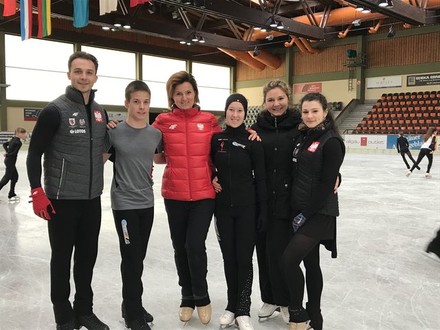 Auf dem Foto: Die Tiroler Eistänzer Patrik und Corinna Huber vertraten Österreich bei diesem besonderen Workshop und lernten den neuen Spurenbildtanz "Tea Time Foxtrott" von den Erfindern Natalia Kaliszek & Maksym Spodyriev und ihrer Trainerin Sylwia Nowak Trębacka! Sowie unsere Trainerin Barbora Silna aus Prag