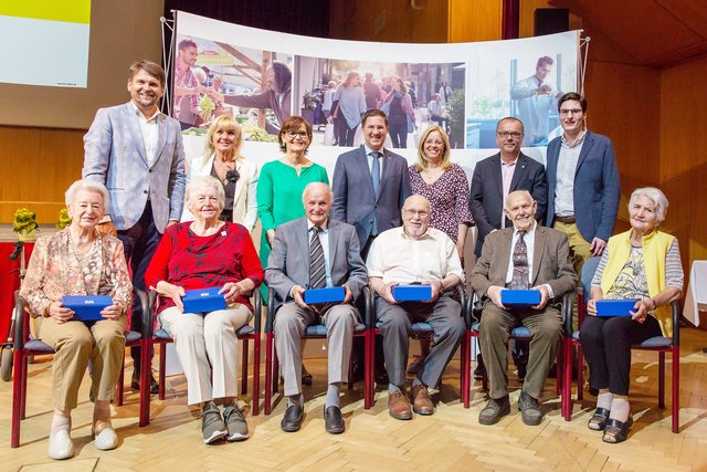 Die Jubilare konnten sich über kleine Geschenke aus den Händen der Stadtpolitiker freuen.  | Foto: Josef Fischer