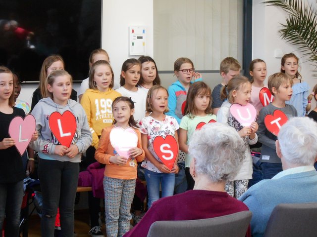 Die Volksschüler aus Großpetersdorf sangen für die Bewohner des Pflegekompetenzzentrums. | Foto: Sylvia Kremsner