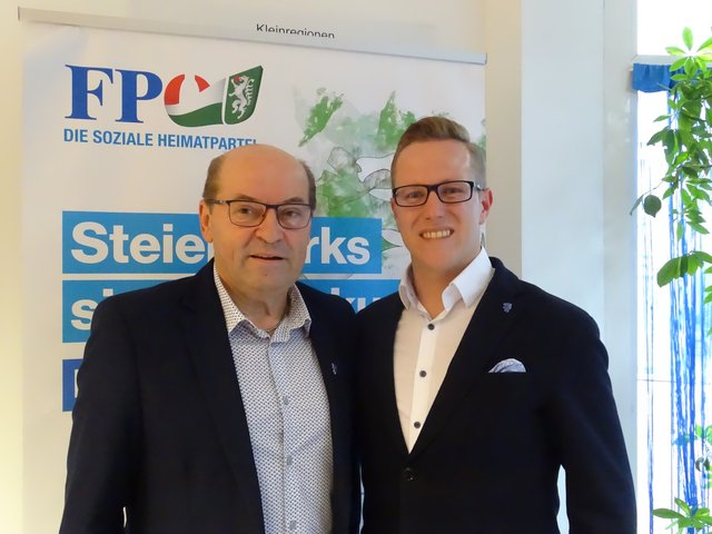 Der neue Bezirksparteiobmann der FPÖ Weiz, Patrick Derler (re.) mit seinem Vorgänger LAbg. Erich Hafner. | Foto: WOCHE