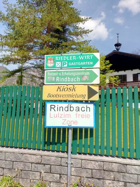 Mehrere selbst hergestellte Ortstafeln bezeichnen den Ebenseer Ortsteil Rindbach als "Lulzim freie Zone".