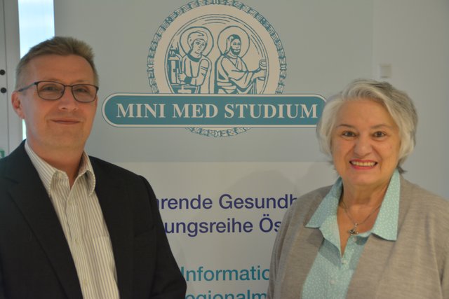 HNO-Oberarzt Dr. Klemens Dejakum mit Seniorenrats-Obfrau Christine Lederer im BKH Kufstein.