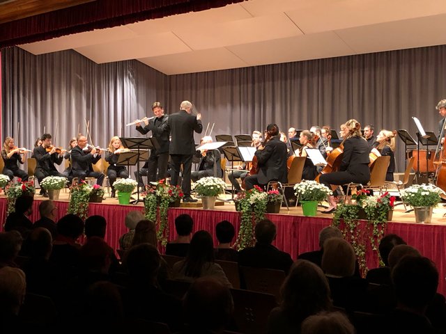 Solist Karl-Heinz Schütz von den Wiener Philharmonikern und das Tiroler Kammerorchester InnStrumenti eröffneten die Landecker Festwochen "Horizonte 2019".