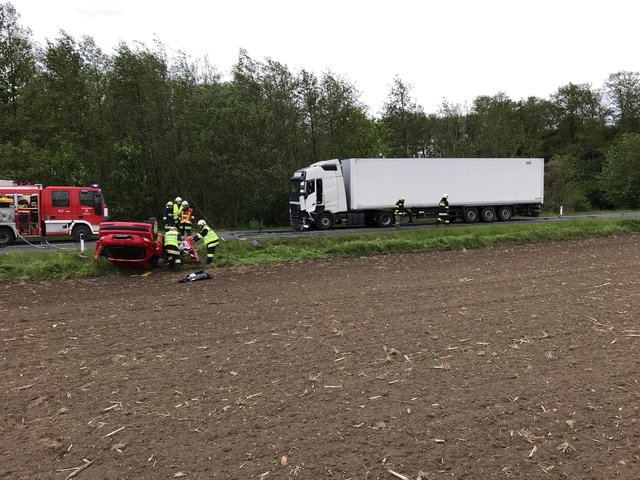 Durch den Zusammenprall wurde der PKW in den angrenzenden Acker geschleudert. | Foto: Landespolizeidirektion