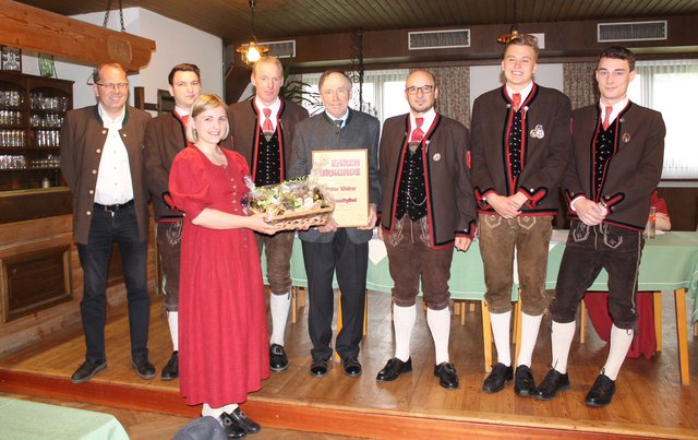 Vizebürgermeister Siegfried Gugl, Kapellmeister Florian Poms, Schriftführer-Stellvertreterin Elisabeth Streißnig, Obmann Christoph Brunner, Ehrenmitglied Peter Weber, Obmann-Sellvertreter. Johann Berger, Jugendreferent Christoph Schiechl und Kassier Thomas Leiss (von links)