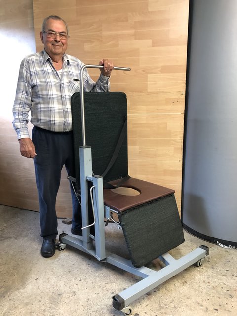 Schlossermeister Johann Kittelberger wurde in der Pension zum Erfinder. Seine Erfindung soll den Pflegealltag erleichtern. | Foto: Sommer