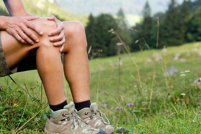 Bergab steigt der Druck auf die Knie. | Foto: MaBo-Foto.de/Shutterstock.com