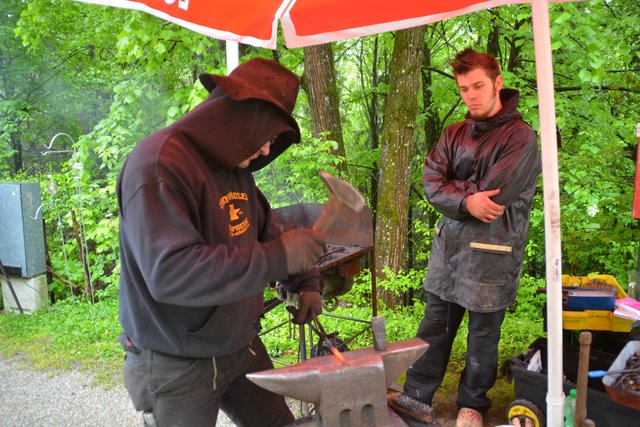 Thomas Hochstädt mit seinem Praktikanten Darius Verheijden.