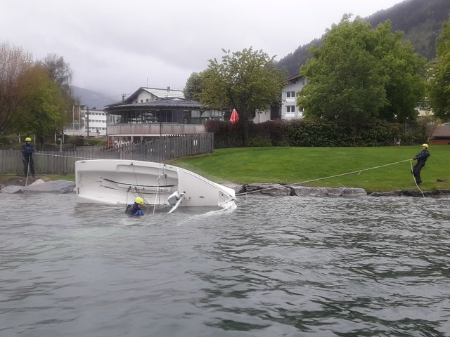 Die Wasserrettung musste Boote die sich nicht am Wasser aufrichten ließen ans Ufer ziehen und dort wieder „schwimmfähig“ machen. 
 | Foto: ASBÖ Wasserrettung Zell am See
