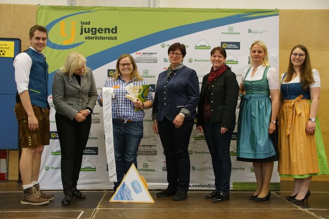 Auf dem Foto siagt ma, dass sie ned nua d'Angelika füa Klopapia interessiert, sondern a de Europa-Woi-Kandidatin Angelika Winzig.