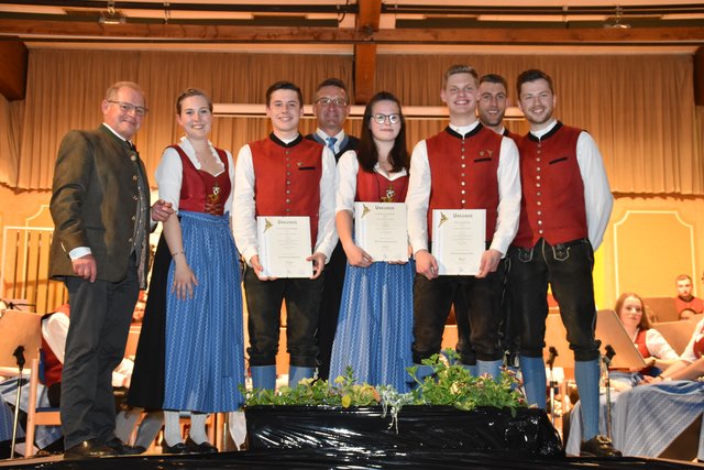 Goldene Abzeichen gab es für Thomas Grossegger, Christina Laubreiter und Elias Gatternig | Foto: Niedermüller