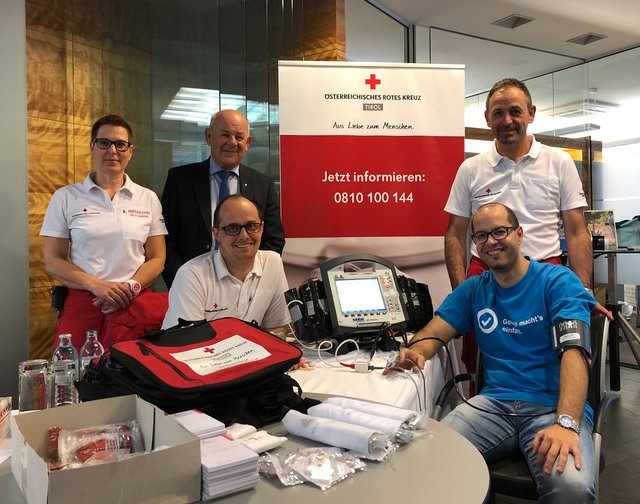 Geschäftsstellenleiter Gerald Juen von der Sparkasse in Landeck (r.) ließ sich am Stand des Roten Kreuzes durchchecken, im Bild mit Christoph Huber (l.) sowie Dr. Petra Heppke, Sparkassen-Vorstand Martin Haßlwanter und Josef Zangerl (hinten v.l.). | Foto: Sparkasse Imst