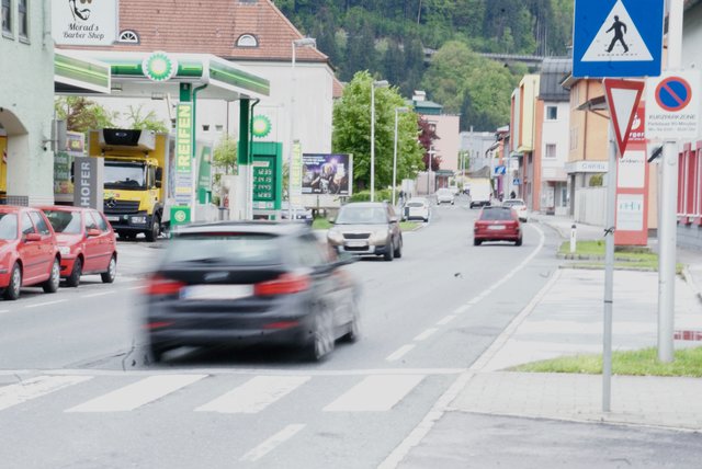 Der Verkehr auf der Salzburgerstraße muss umgeleitet werden.  | Foto: Alexander Holzmann