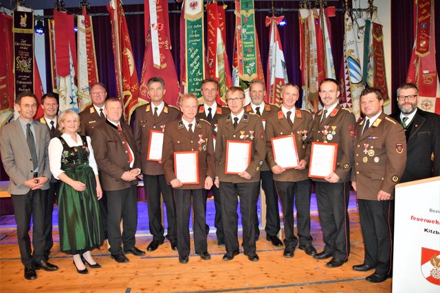 BH M. Berger, Landes-Kdt.-Stv. H. Mayr, LA C. Hagsteiner, LA J. Edenhauser, Bezirks-Kdt. K. Meusburger, BI B. Geisler, Bgm. S. Jöchl, geehrte Kameraden. | Foto: Wörgötter