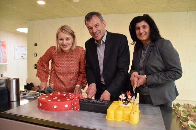 Anschnitt der Schlüsseltorte: Kindergarten in der Schützenstraße wurde von Stadträtin Elli Mayr, Bürgermeister Georg Willi und Gemeinderätin Zeliha Arslan offiziell eröffnet.