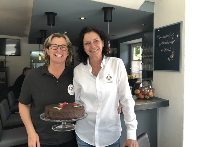 Heide Furtlehner mit ihrer besten Freundin und Geschäftspartnerin Alexandra Öttl im eigenen Hundecafé.