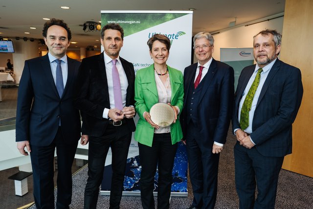 Olivier Lambinet, ECSEL Joint Undertaking, Andreas Urschitz, Leiter der Sparte Power Management & Multimarket Infineon Technologies AG, Sabine Herlitschka, Vorstandsvorsitzende Infineon Technologies Austria AG, Peter Kaiser, Landeshauptmann von Kärnten und Michael Wiesmüller, Bundesministerium für Verkehr, Innovation und Technologie mit einem Galliumnitrid-Wafer.