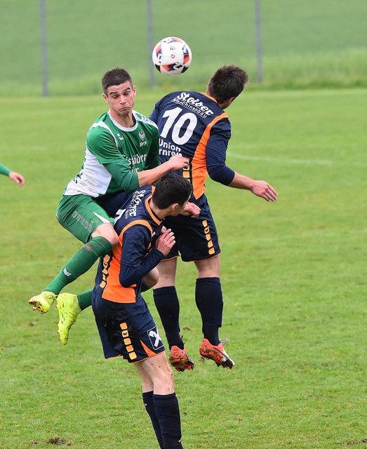 Im Duell der beiden fairsten Mannschaften der Liga gab es natürlich packende Zweikämpfe!