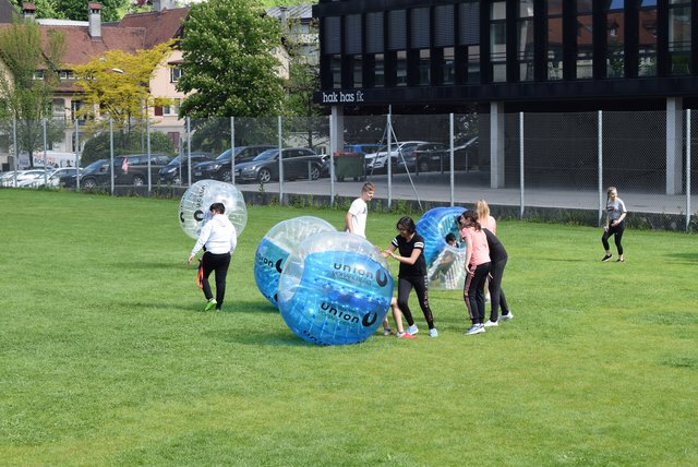 Einmal kugelrund über den Sportplatz rollen | Foto: CM