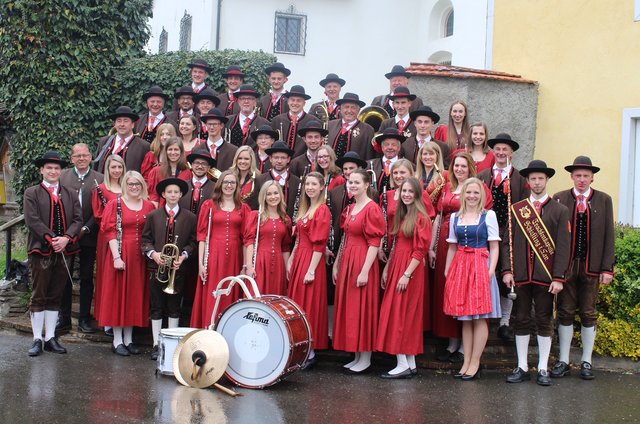 Die Mitglieder der Trachtenkapelle Schiefling