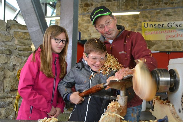 Der Hobbydrechsler Hans Hörhan (r.) mit Teresa und Gabriel Egger.