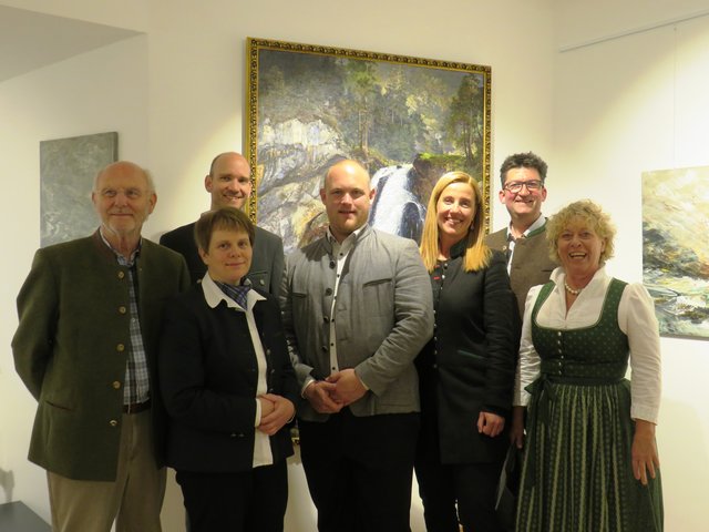 &lt;f&gt;Museumsgründer Erich Urbanek,&lt;/f&gt; Museumsdirektorin Hemma Ebner, Gemeindevertreter Johann Lainer, Bgm. Peter Harlander, GF-TVB Gudrun Heger sowie die Gemeindevertreter Stephan Loidl und Christl Seiwald.