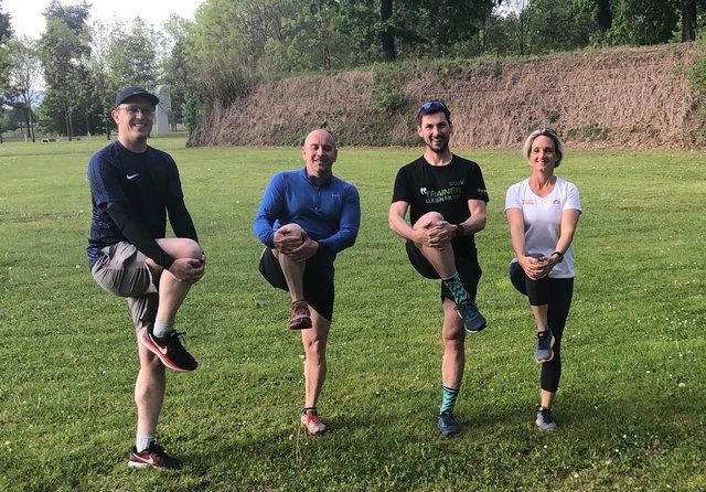 Startklar: Aufwärmen ist die halbe Mieter für einen erfolgreichen Lauf – Laufexperte Georg Jillich (2.v.r.) gab Tipps für den 19. E-Businessmarathon der WOCHE im Schwarzl Freizeitzentrum. | Foto: WOCHE