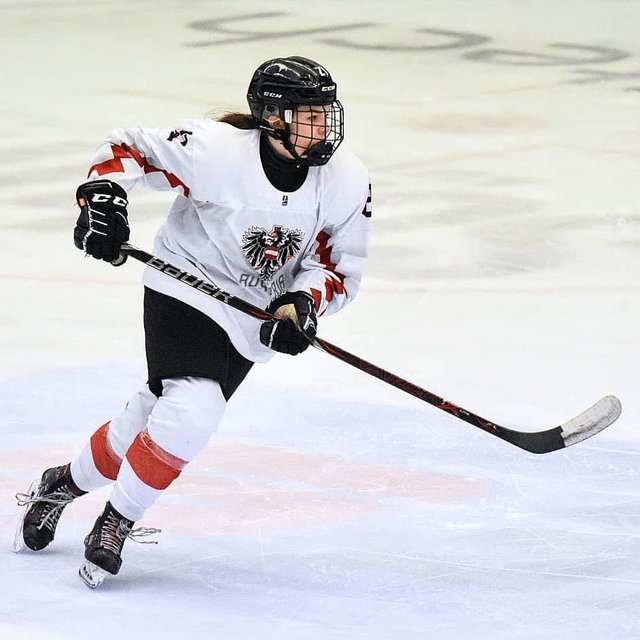 Carlotta Clodi stand bei der Eishockey-WM am Eis. Nun hat die 17-jährige Black Wings Academy-Spielerin Kanada im Visier.