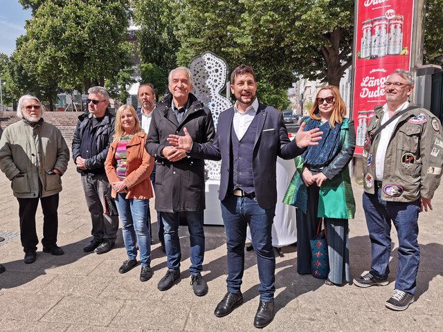 Bezirkschef Markus Rumelhart bei der Eröffnungsfeier des Skulpturengartens in der Barnabitengasse. | Foto: Reisenbauer